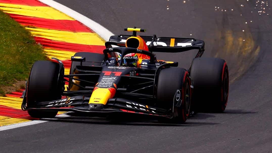 Auto en la pista del autodromo durante el Gran Premio de Bélgica