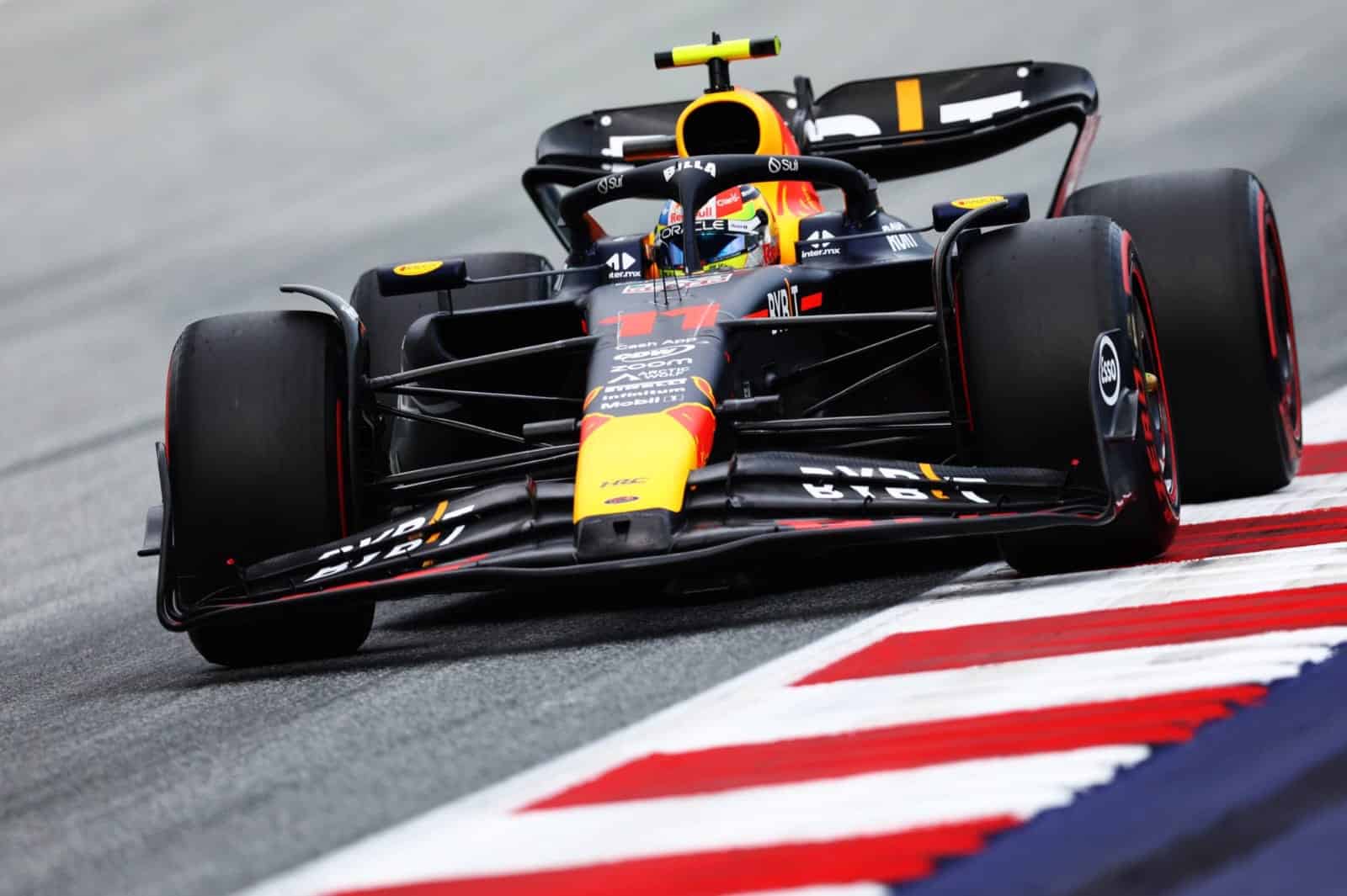 Automotor de la Fórmula 1 en la pista del autódromo