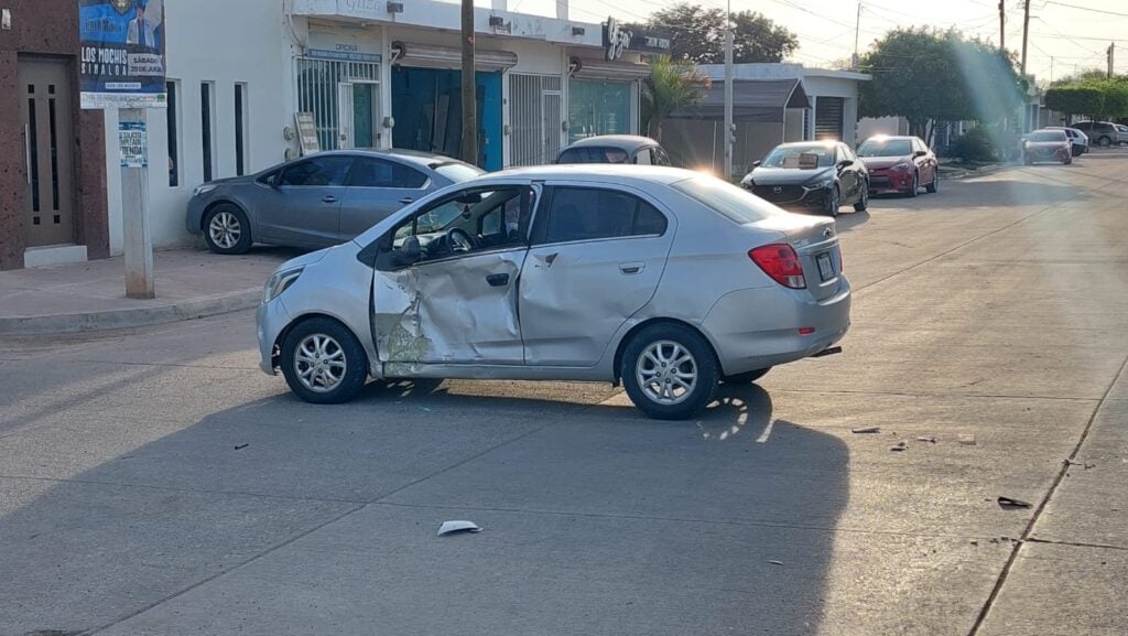 Automóvil Beat tras choque en Los Mochis