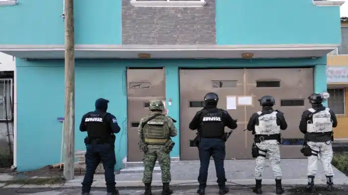 Autoridades de seguridad en casa cateada en Hidalgo