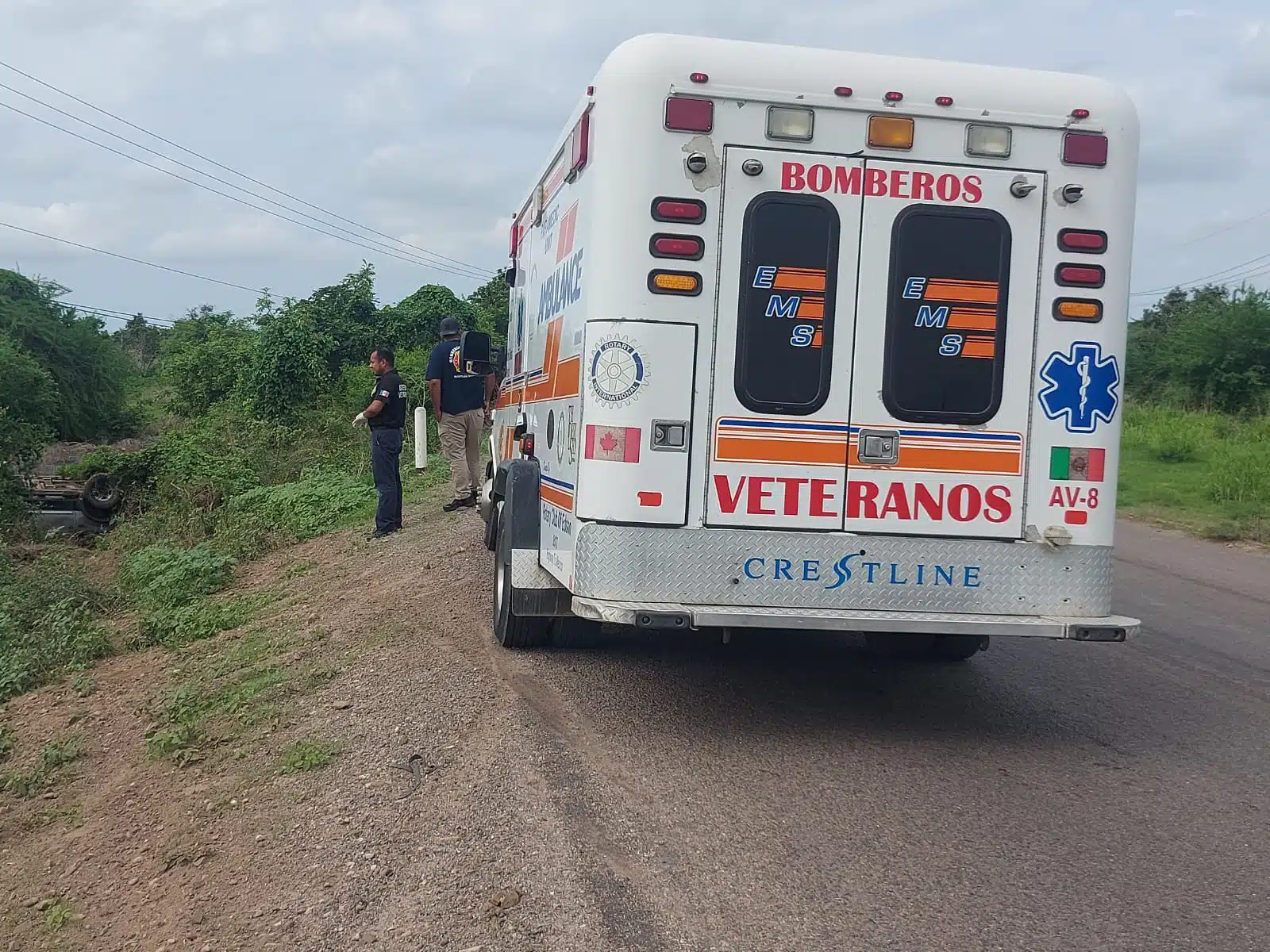 Bomberos en el lugar del accidente de una camioneta volcada