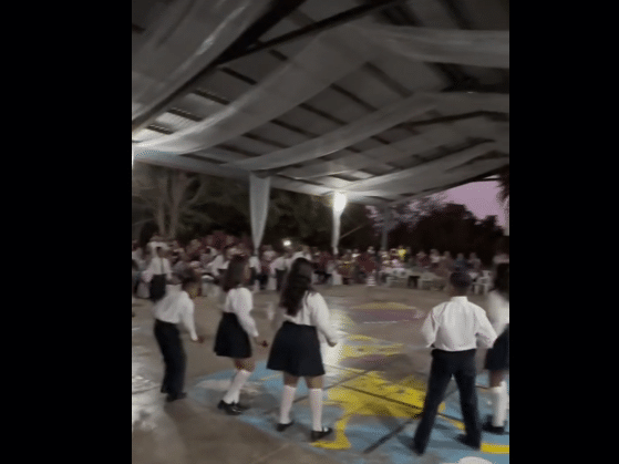 Alumnos bailando en graduación