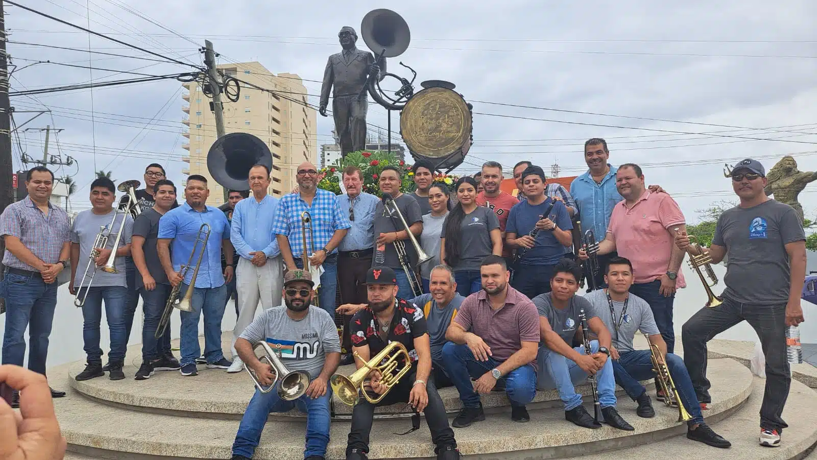 Músicos del puerto se reunieron en el monumento a don Cruz Lizárraga.