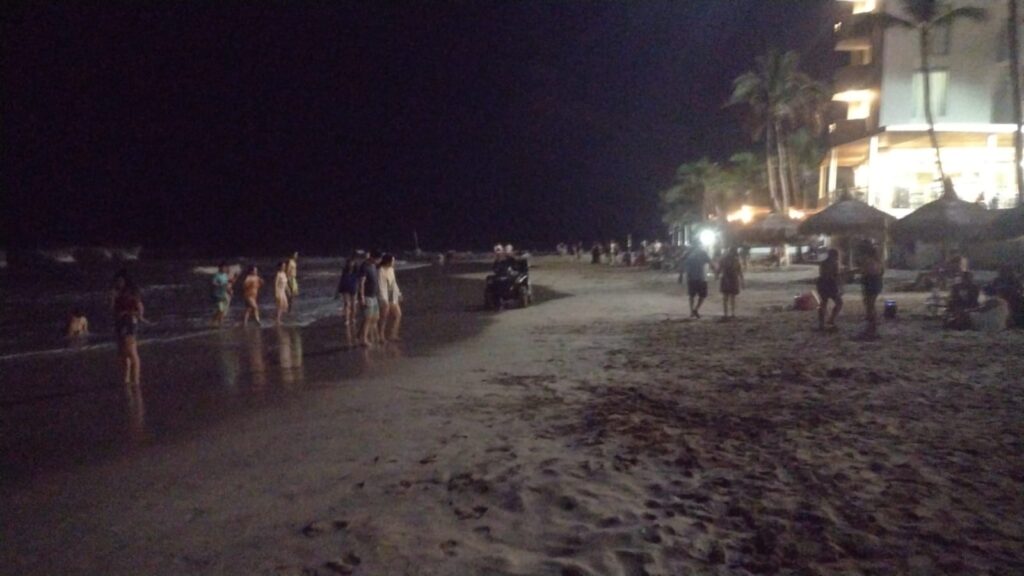 Bañistas rescatados en playa de Mazatlán