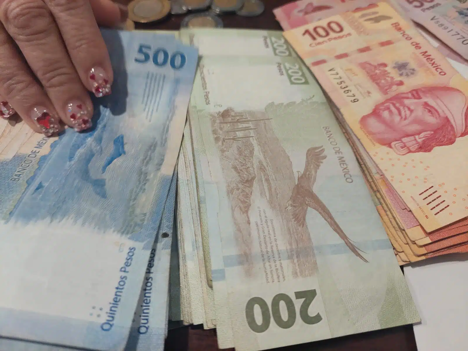 Billetes de denominaciones de 100, 200 y 500 pesos
