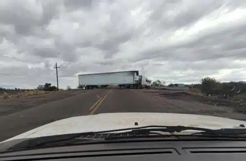 Tráiler bloqueando la carretera