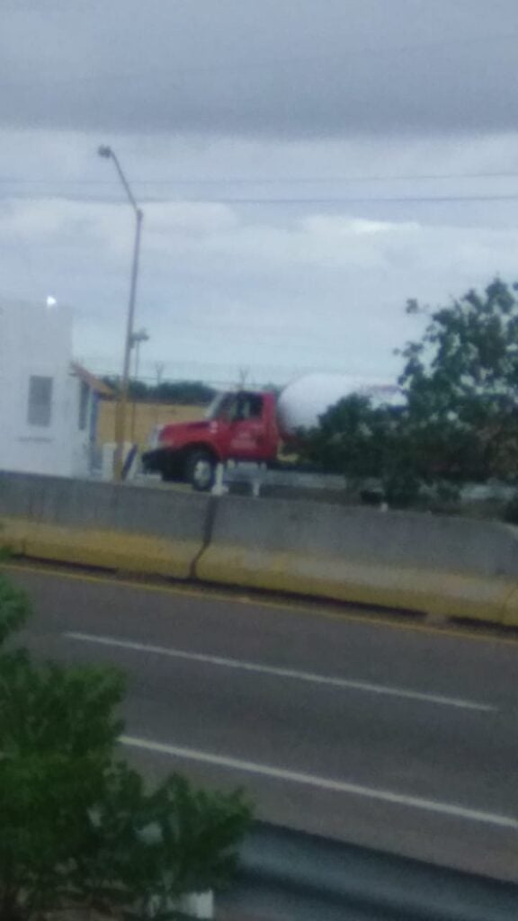 Tráiler bloqueando la carretera