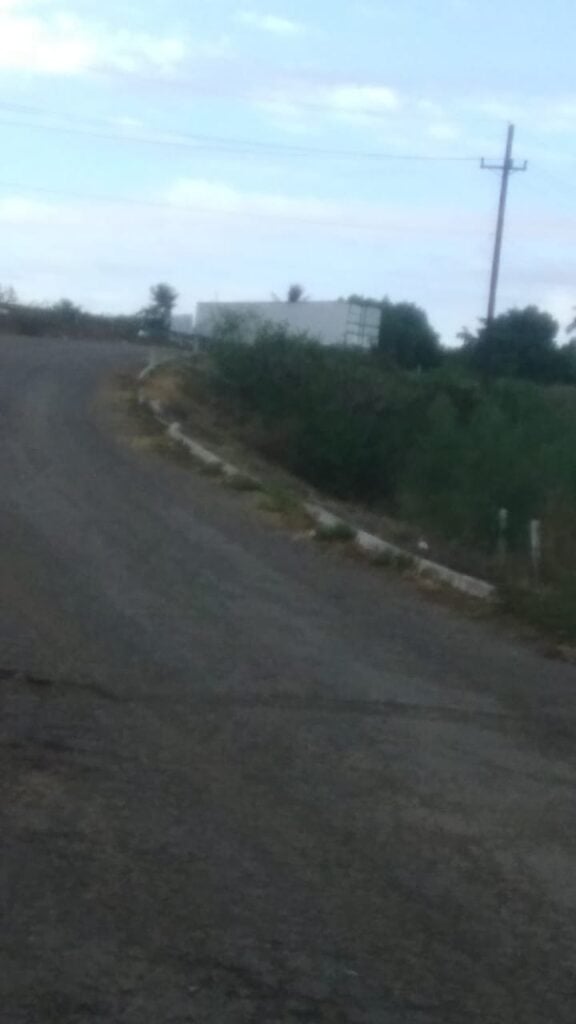 Caja de un tráiler bloqueando la carretera