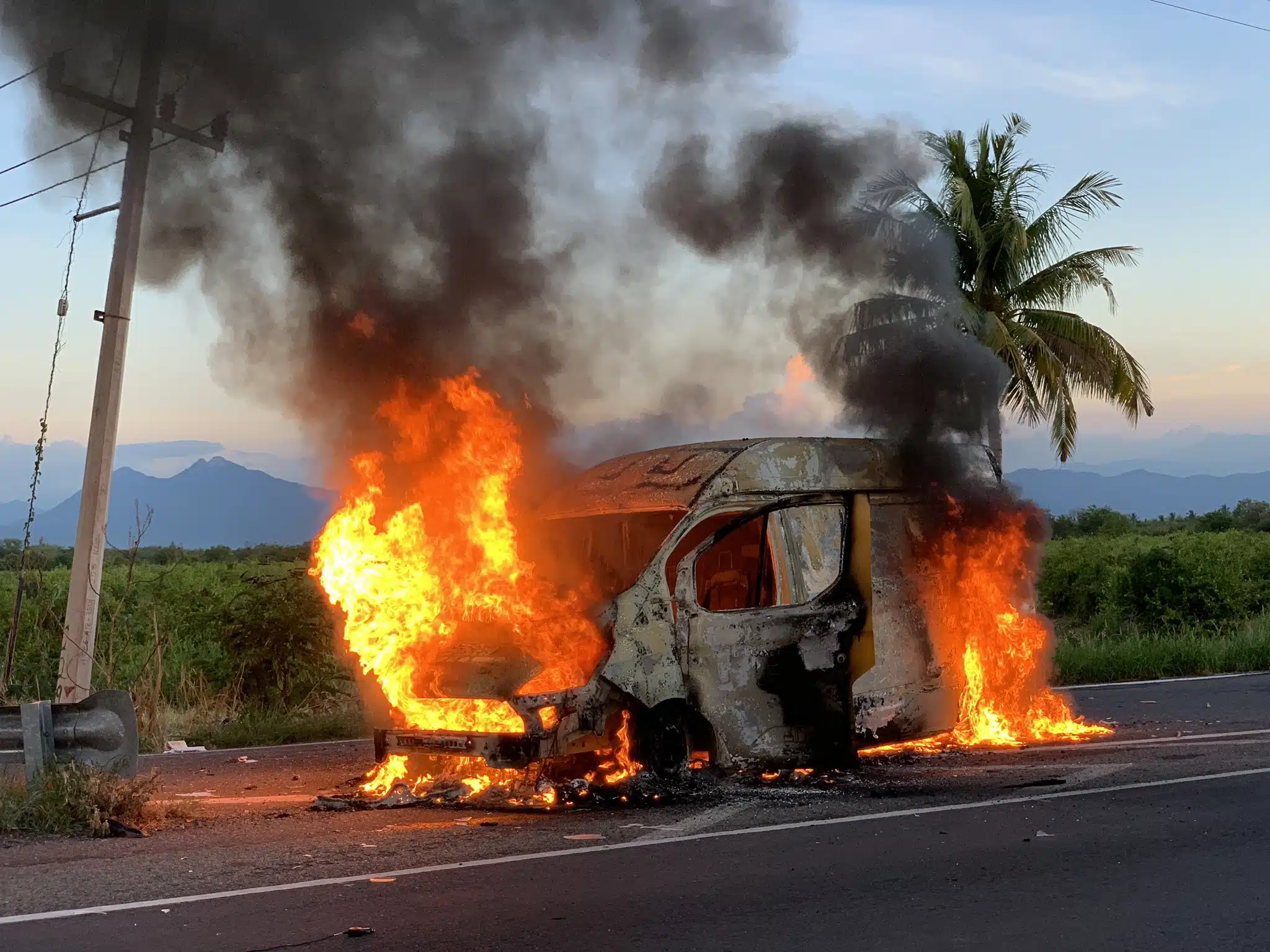 Bloqueos y autos en llamas en Michoacán; trasciende detención de ocho presuntos objetivos delincuenciales