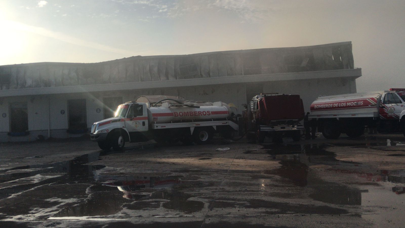Pipas de bomberos y paredes de una bodega