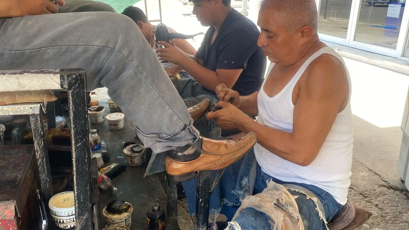 Jesús Ramón Mitre Noriega ha tenido la oportunidad de lustrar desde los más humildes zapatos hasta de la marca Salvatore Ferragamo o Gucci.