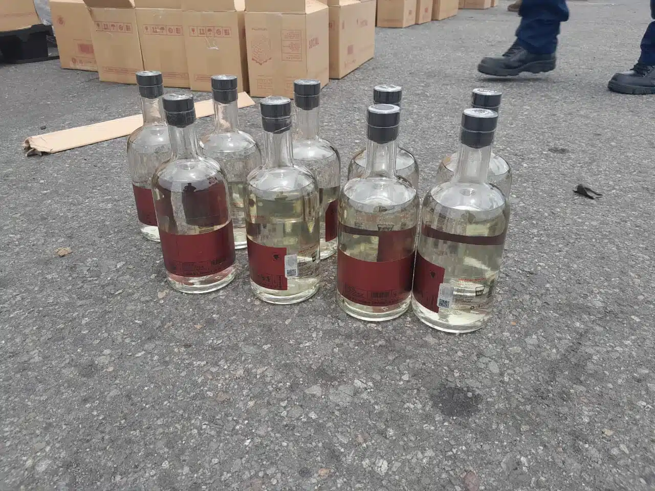 Botellas de mezcal con metanfetaminas