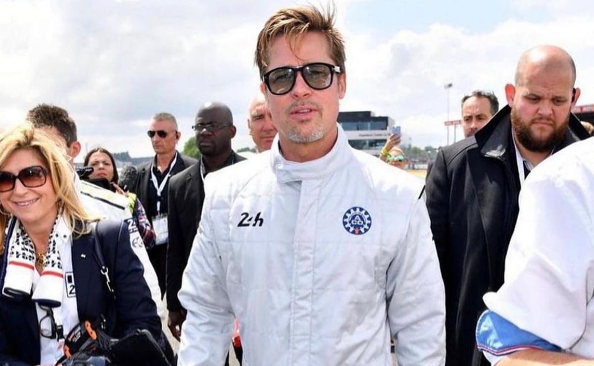 Brad Pitt junto con se quipo en un importante evento