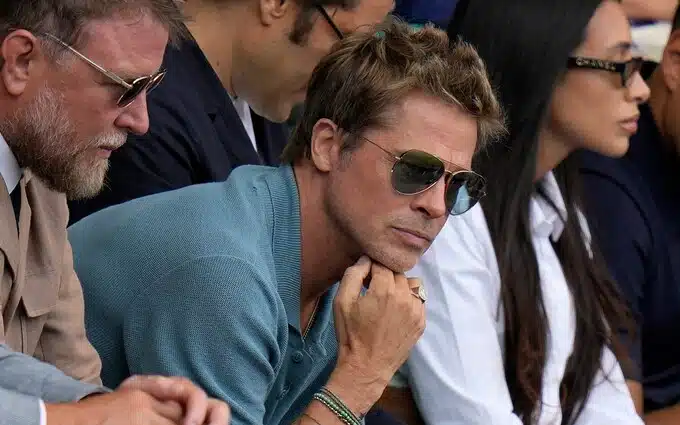 Brad Pitt viendo el partido del torneo de tenis Wimbledon