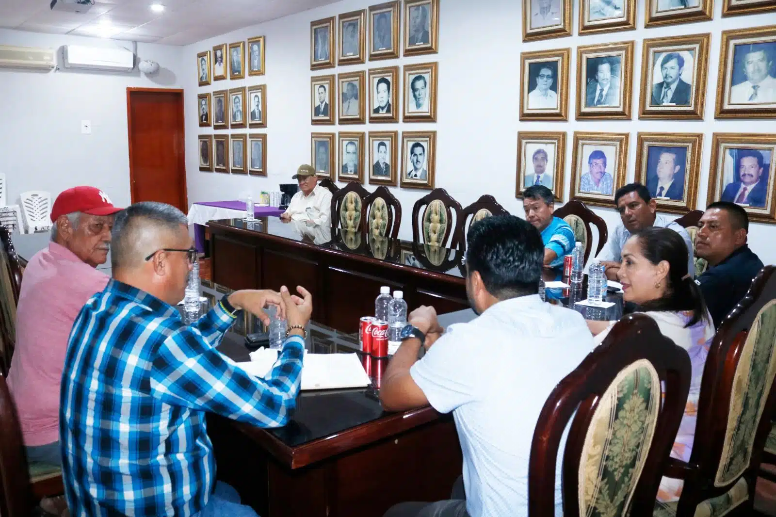 En la sala del Cabildo del Ayuntamiento de Escuinapa se llevó a cabo la reunión con los líderes del sector pesquero.