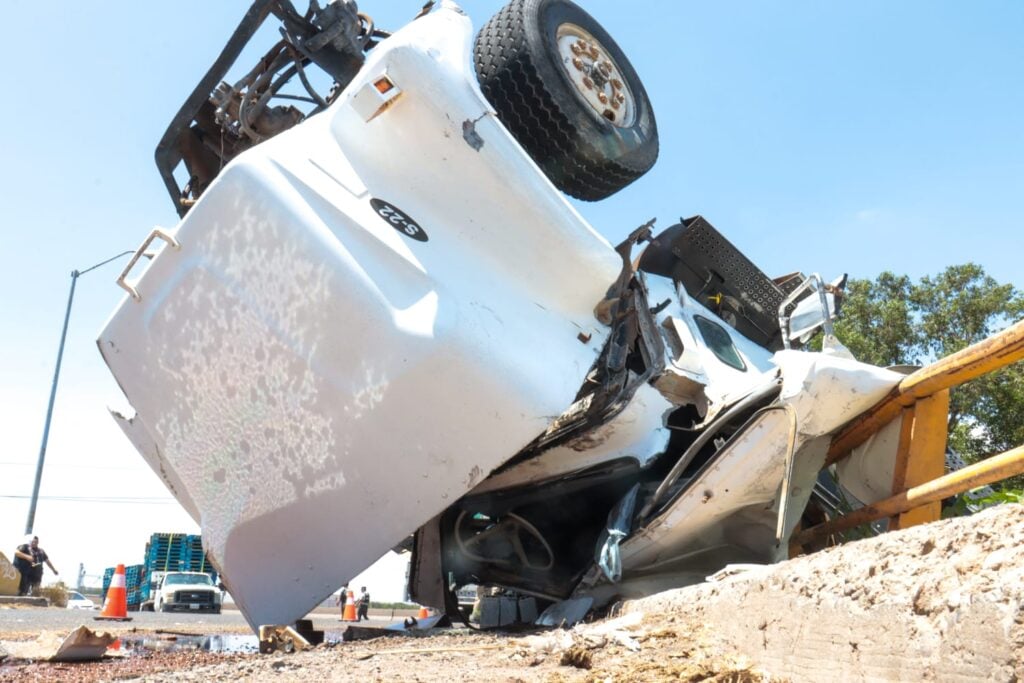 Accidente en un canal de la zona industrial de Los Mochis