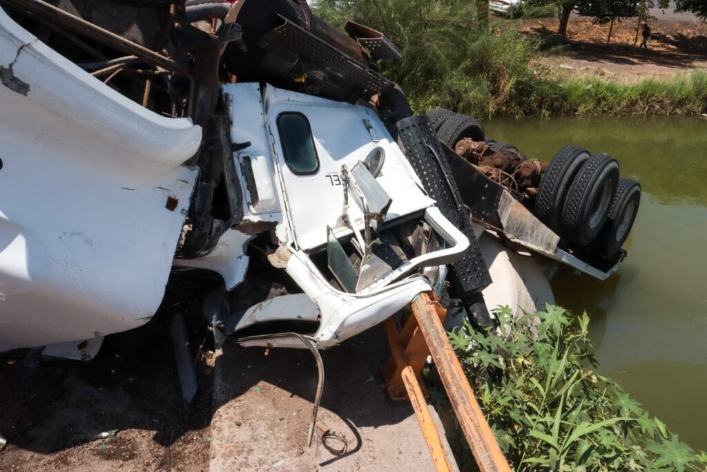 Accidente en un canal de la zona industrial de Los Mochis