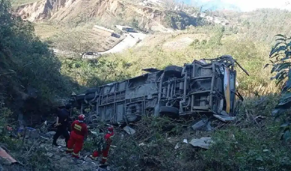 Cae camión urbano a un acantilado de 15 metros; hay 15 muertos