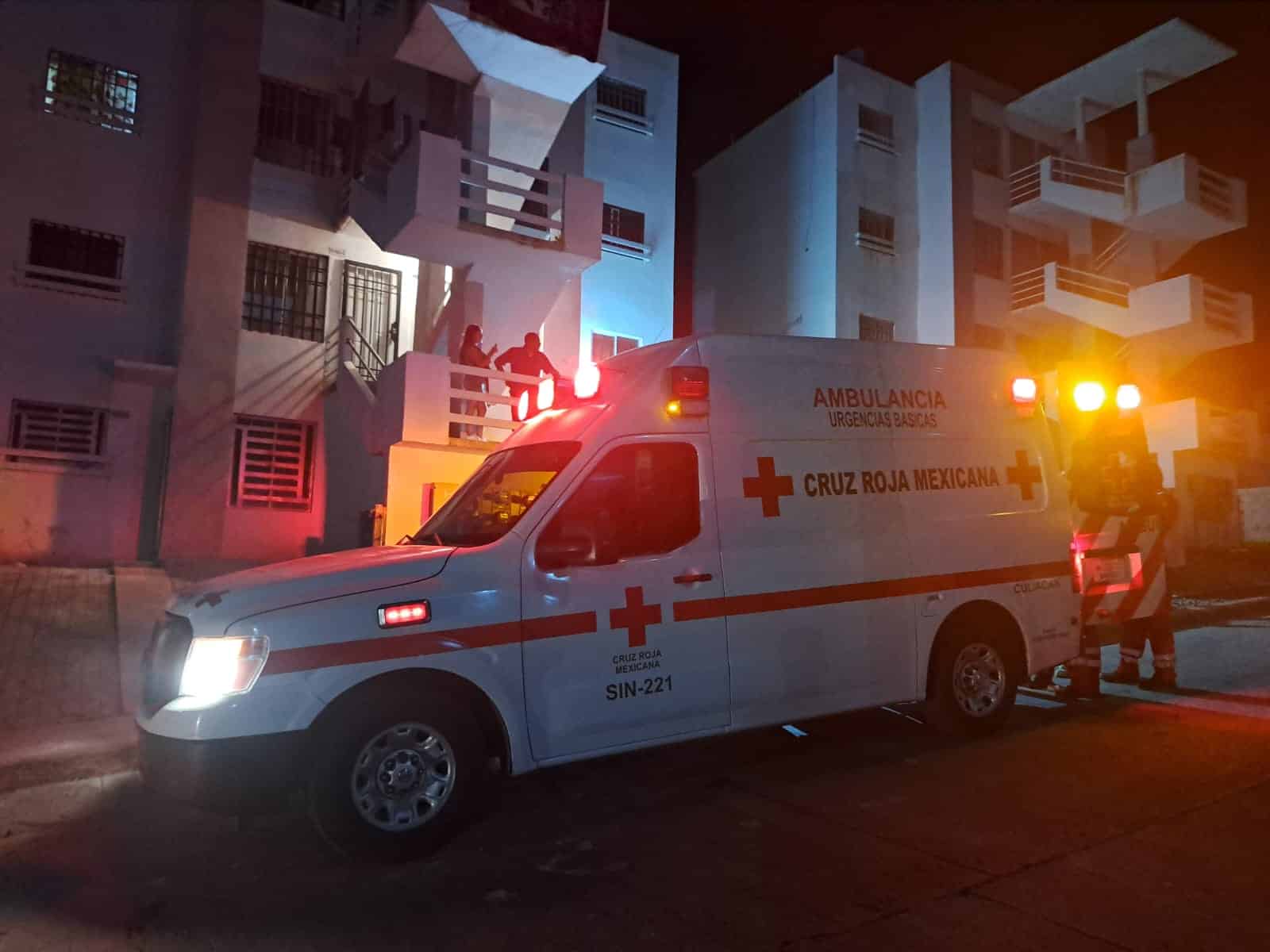 El hombre fue llevado a valoración médica al Seguro Social tras caer desde el segundo piso del departamento.