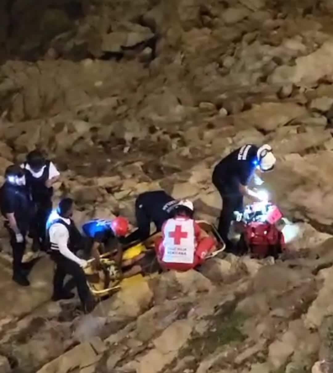 Cae hombre a rocas de Olas Altas