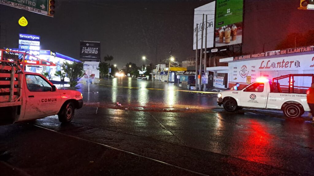 Calle anegada en Leyva y Centenario en Los Mochis