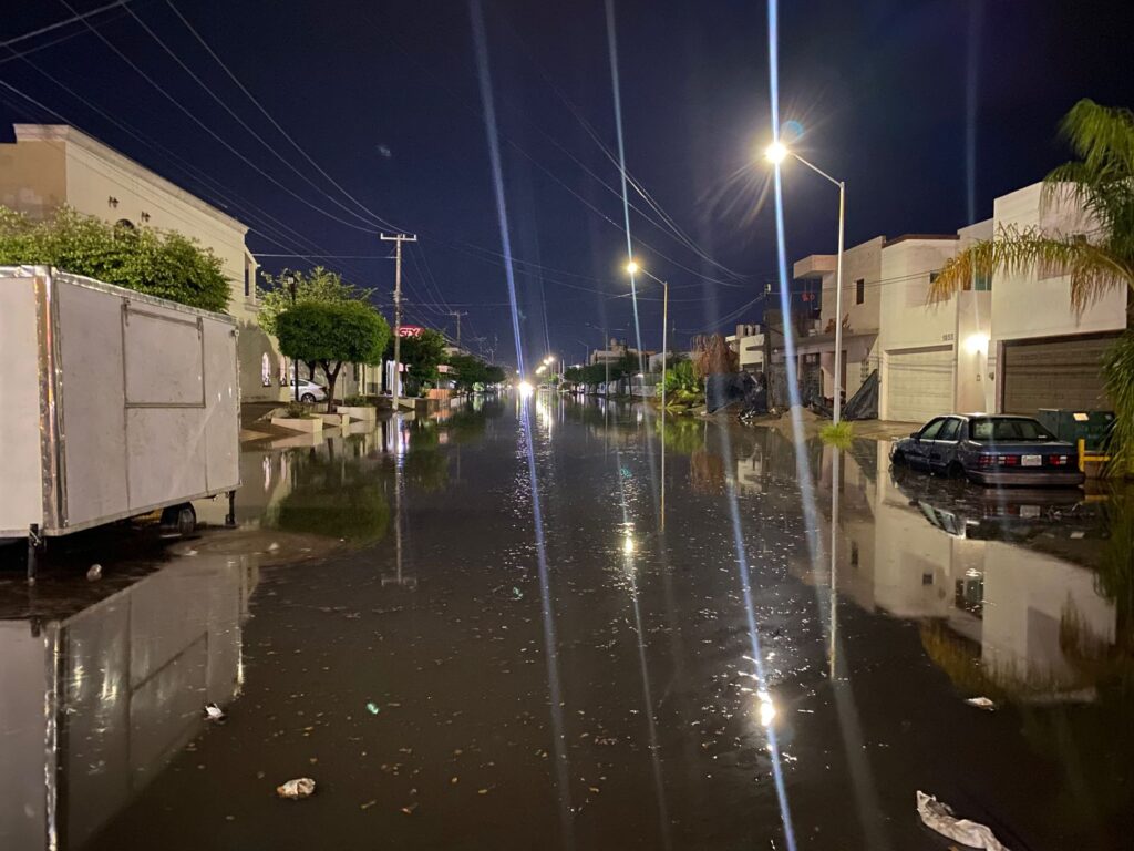 Calle anegada tras lluvias en Los Mochis