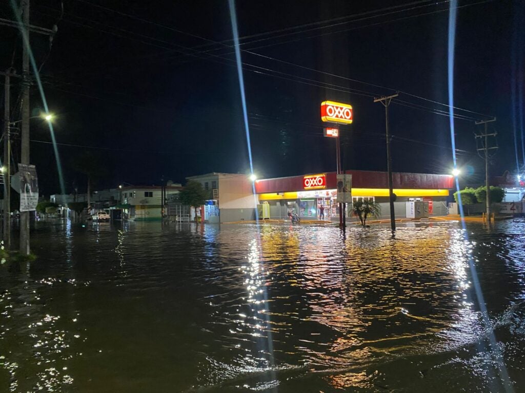 Calle anegada tras lluvias en Los Mochis