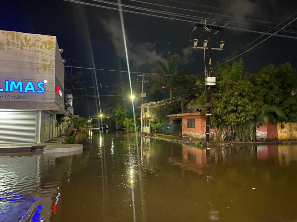 Calle anegada tras lluvias en Los Mochis