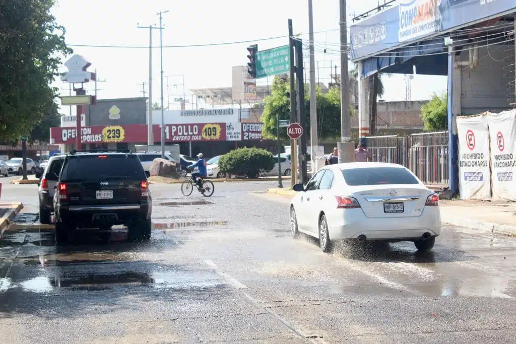 Calles encharcadas tras lluvias en Guasave