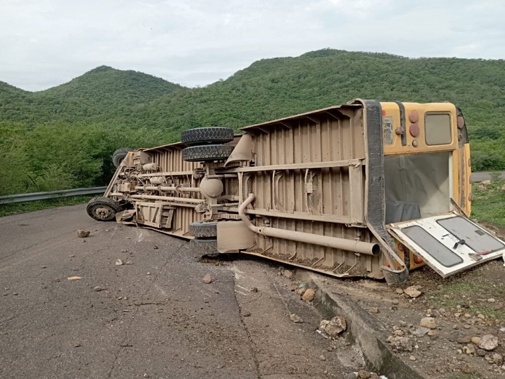 Camión volcado sobre la carretera