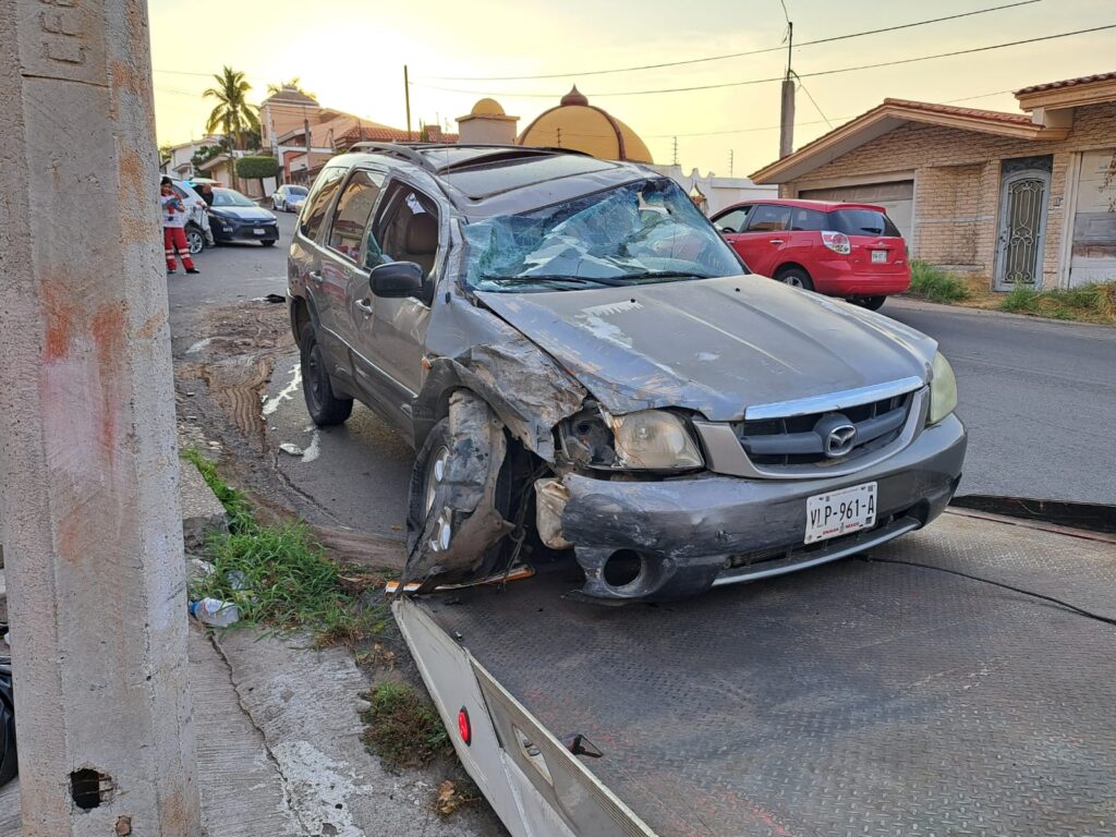 Camioneta Mazda tras volcadura en Culiacán