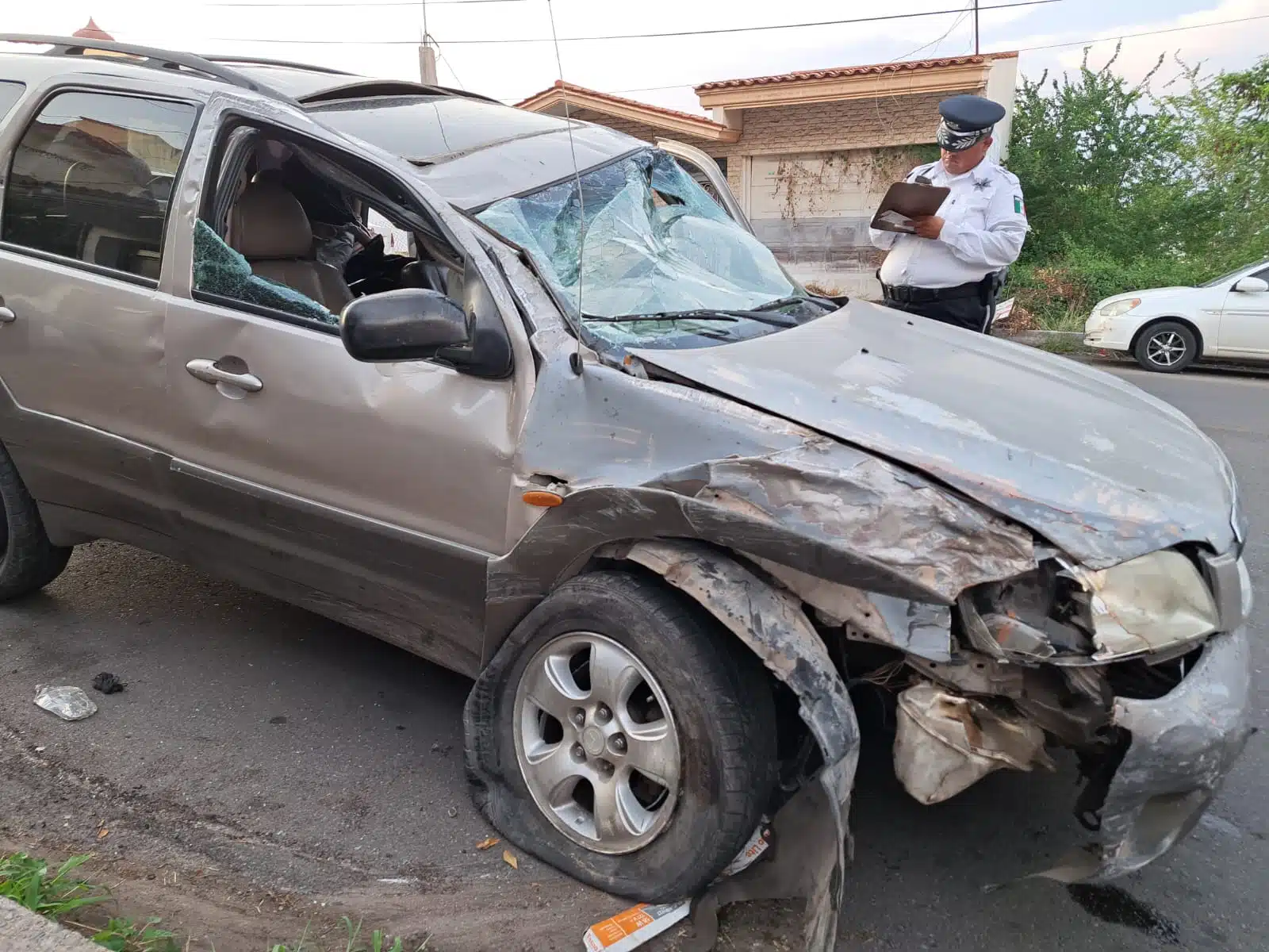 Camioneta Mazda tras volcadura en Culiacán