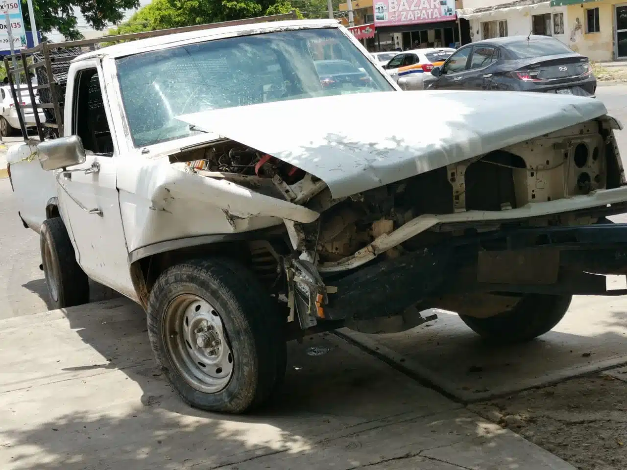 Camioneta blanca chocada en Los Mochis