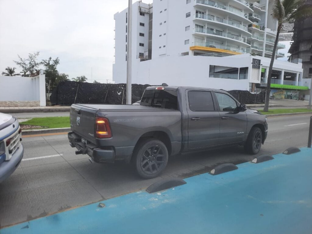 Camioneta gris involucrada en accidente