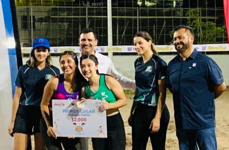 Campeonas Torneo de Voleibol de Verano en La Arena reciben premio