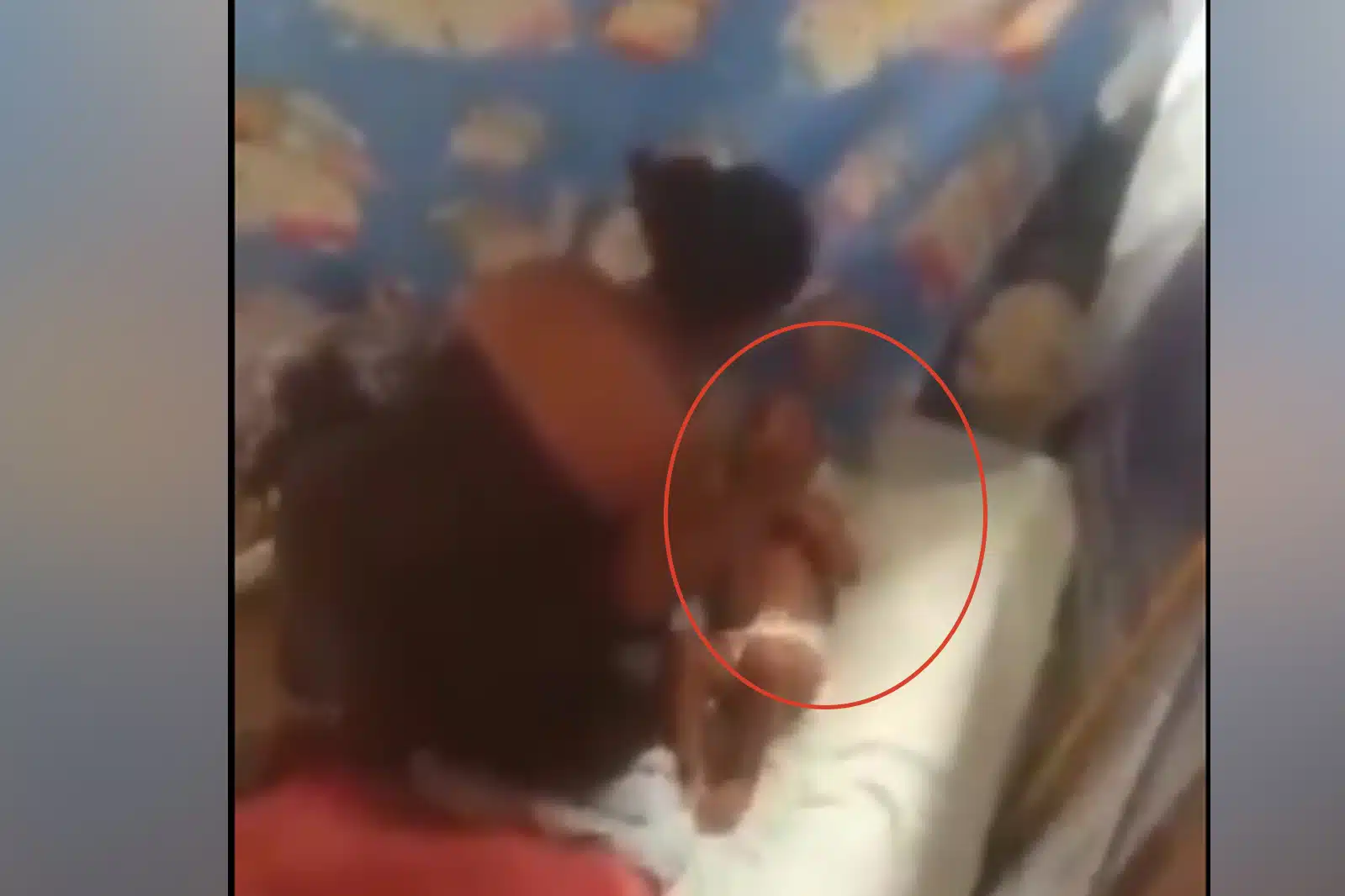 Captan a mujer dando tremenda golpiza a una bebé; ocurrió en Chiapas