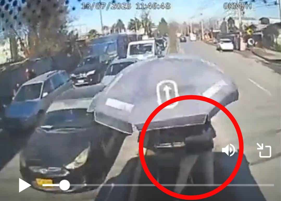 Captan momento en que camión de pasajeros choca contra vehículos y postes