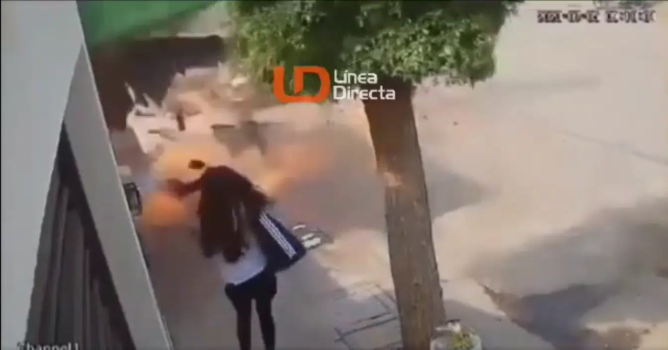 Explosión justo frente a una joven que pasa caminando