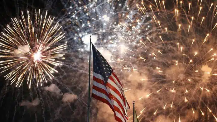 Celebran Día de la Independencia de los Estados Unidos con espectáculo de fuegos artificiales