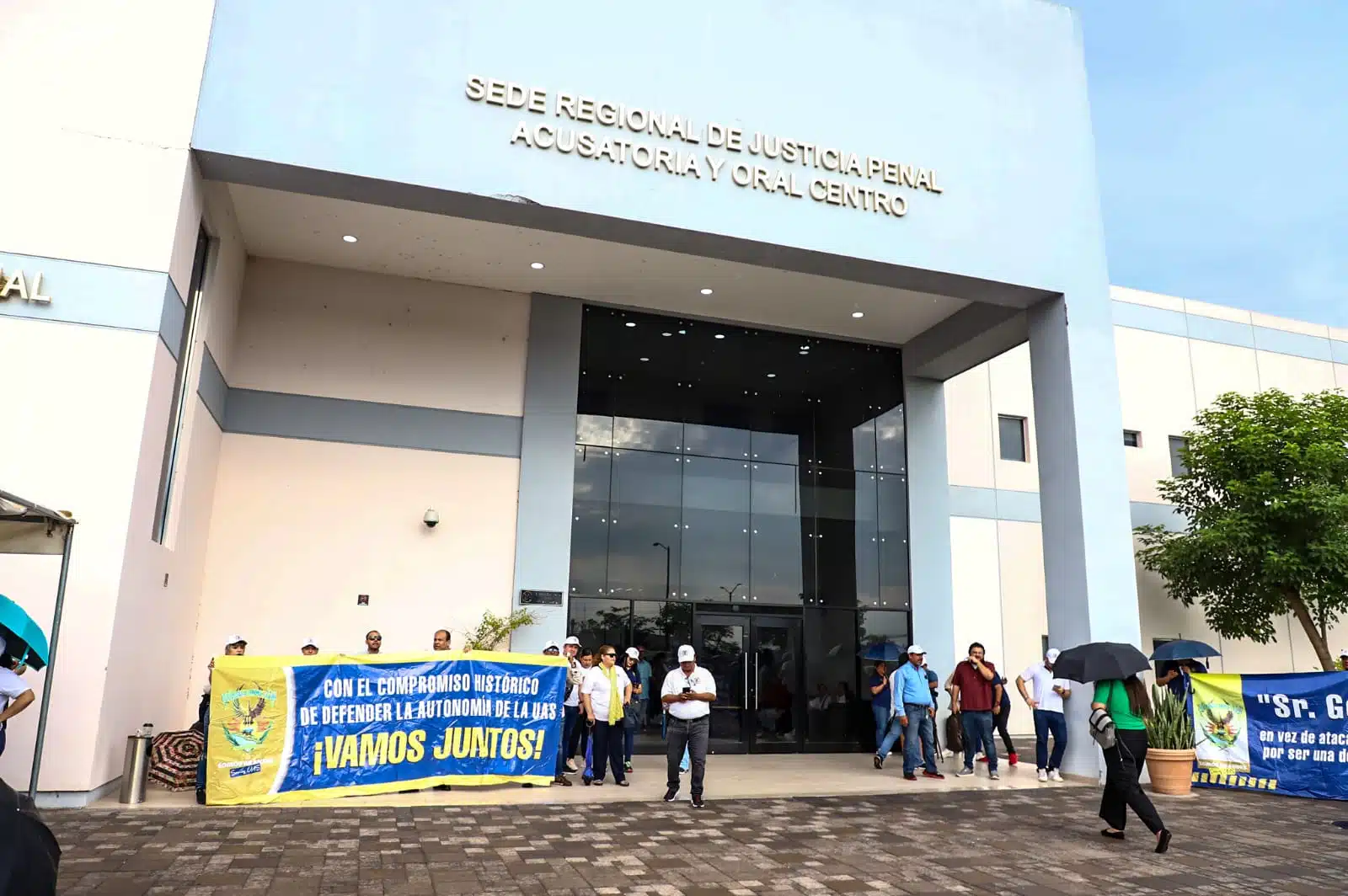 Edificio del Centro de Jusiticia Penal Zona Centro y gente de la UAS con pancartas en el exterior