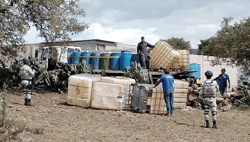 Bidones para guardar combustible robado