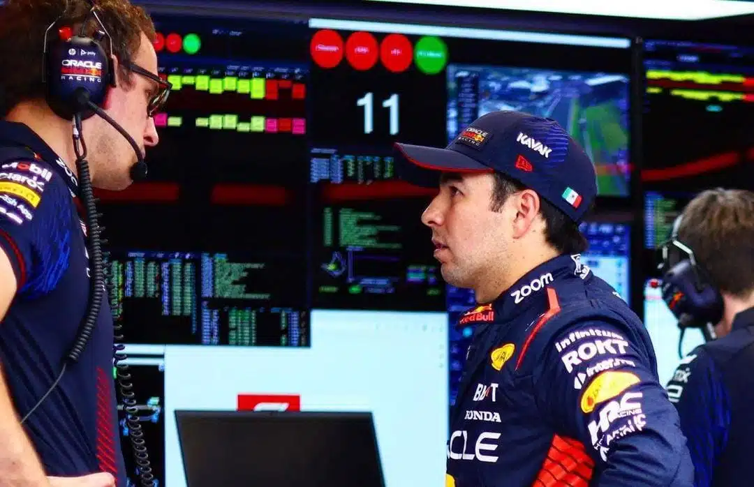 Checo Perez hablando con su equipo durante el GP de Hungría