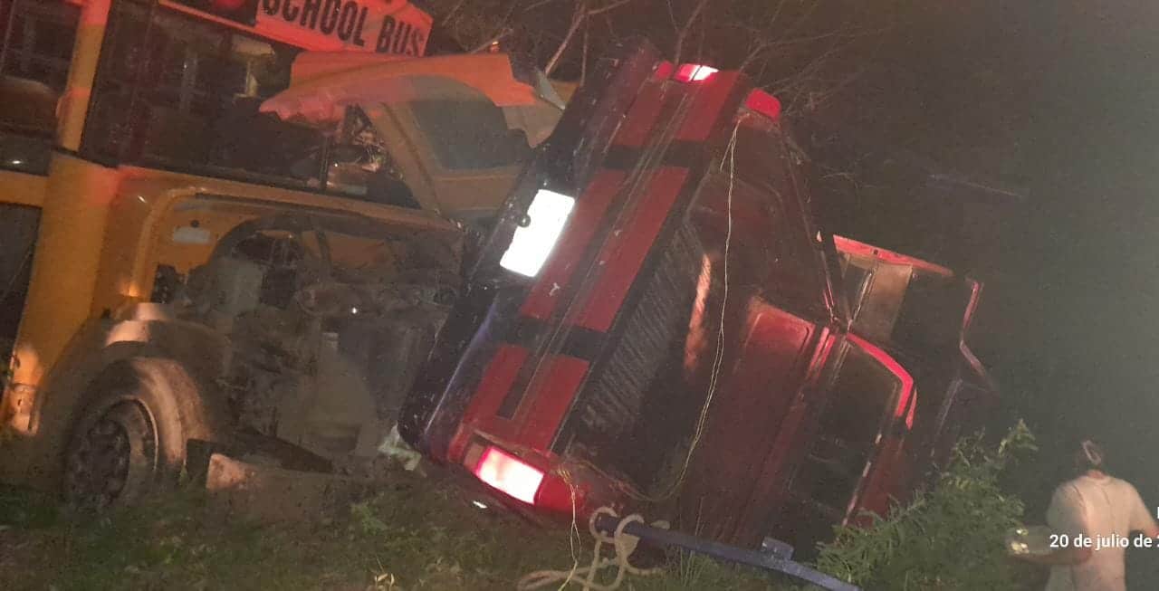 La camioneta terminó volcada a su lado derecho fuera de la carretera.
