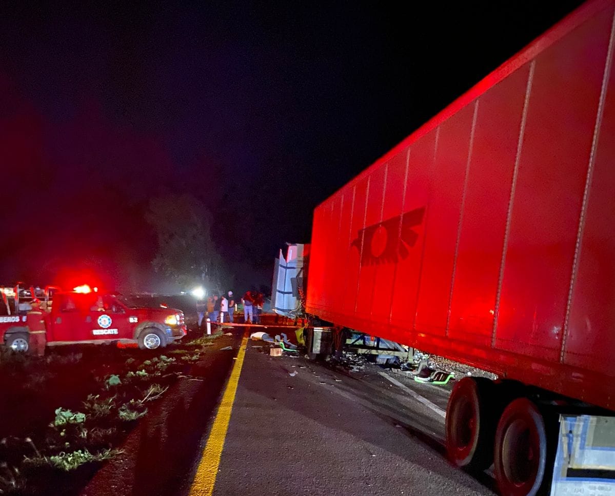El carril donde ocurrió el accidente fue cerrado por agentes de la Guardia Nacional División Caminos.