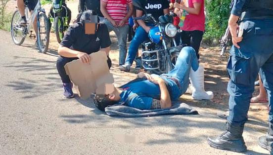 Un joven resultó con golpes luego del accidente.