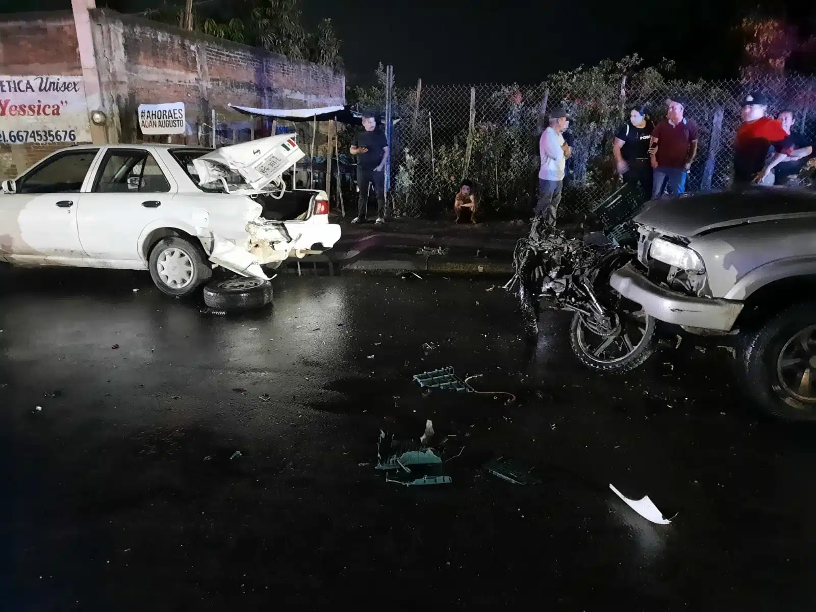 Tres vehículos chocados y una motocicleta incendiada fue el saldo del accidente