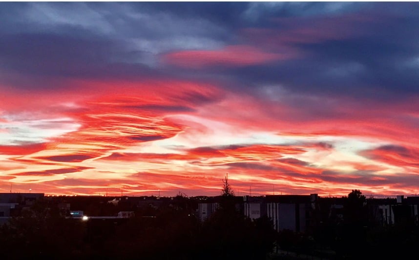 Cielo con nubes azules y rojas