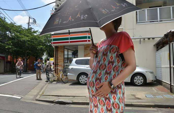 Ciudad japonesa aconseja a las embarazadas que cocinen, limpien y den masajes a sus maridos