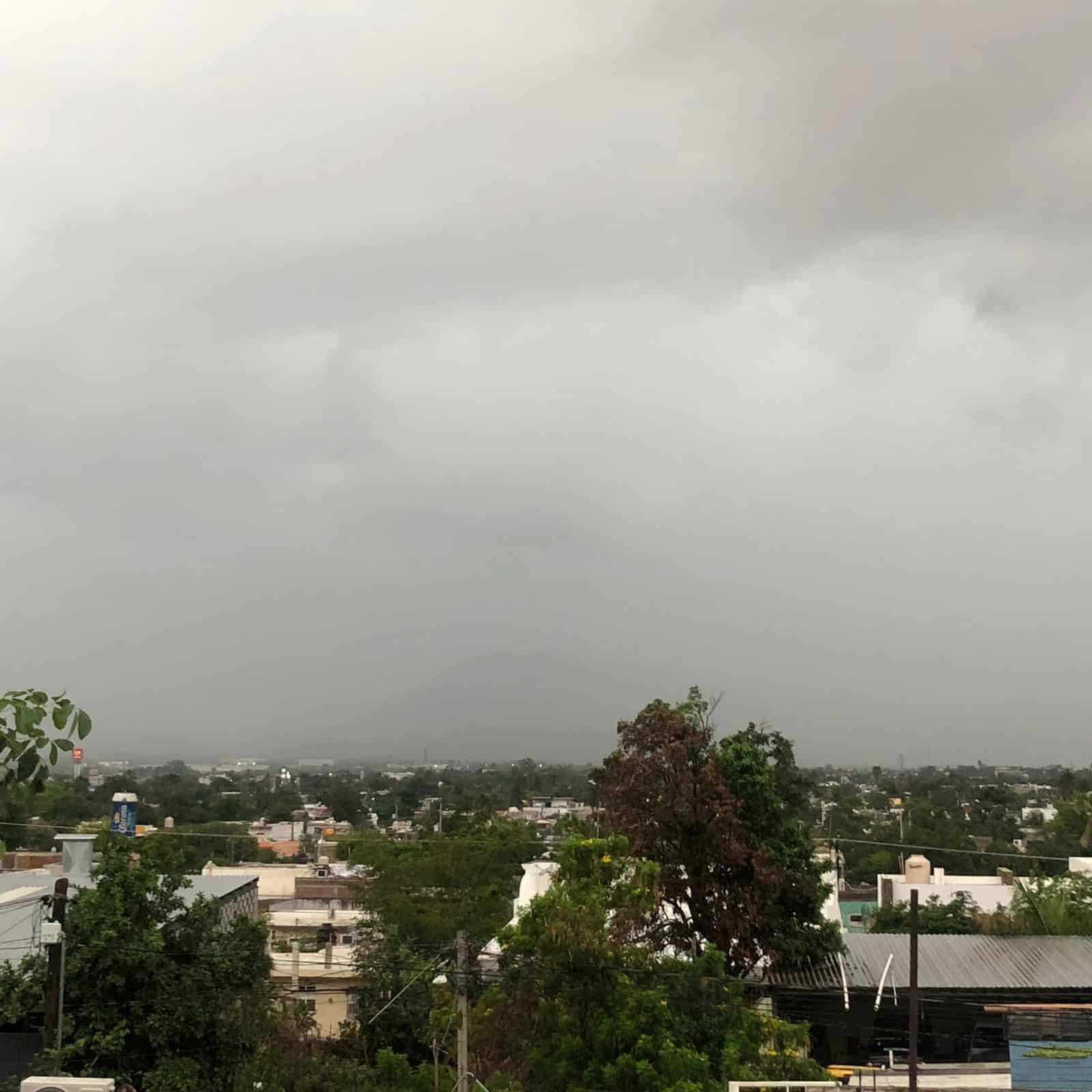 Nubes, nublado, árboles y casas
