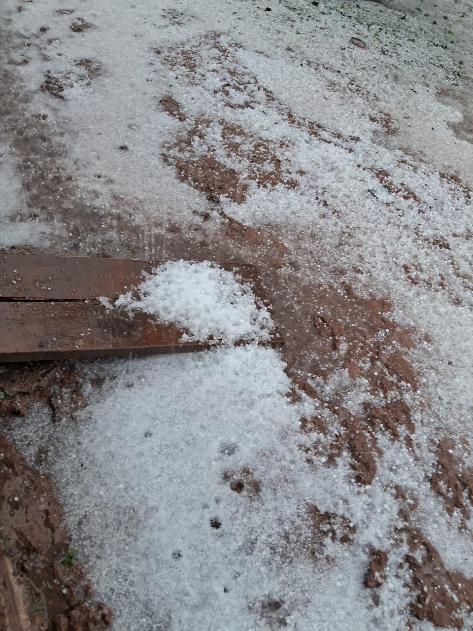 Una tabla con granizo
